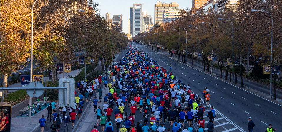 avenue-crowded-with-runners-The-Carrera-de-las-Empresas-lastlap