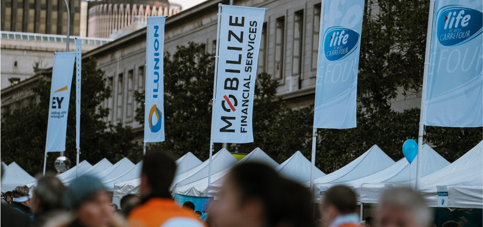 advertising-flags-The-Company-Race-lastlap