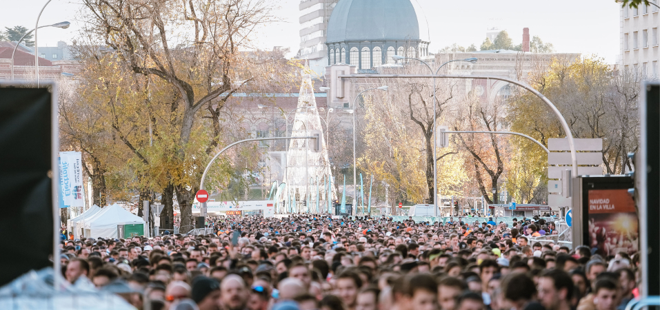 street-crowded-with-runners-The-Carrera-de-las-Empresas-lastlap