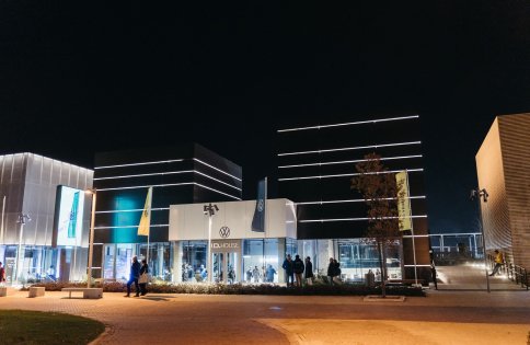 id-volkswagen-lastlap-dealership-night
