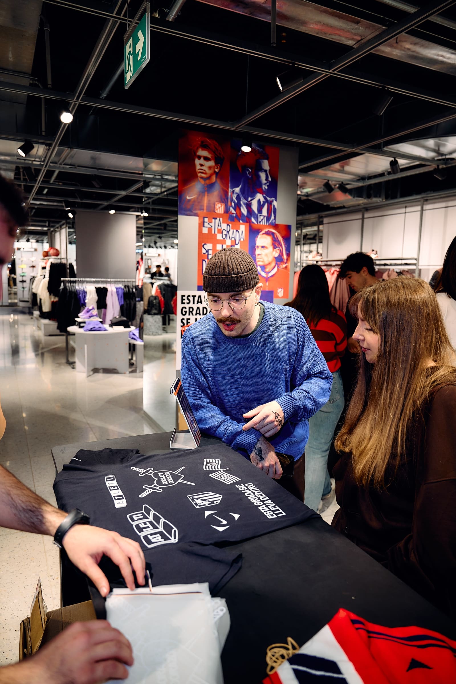Un fan interactúa con la propuesta rodeado de producto: evidencia que el
retail se convirtió en experiencia