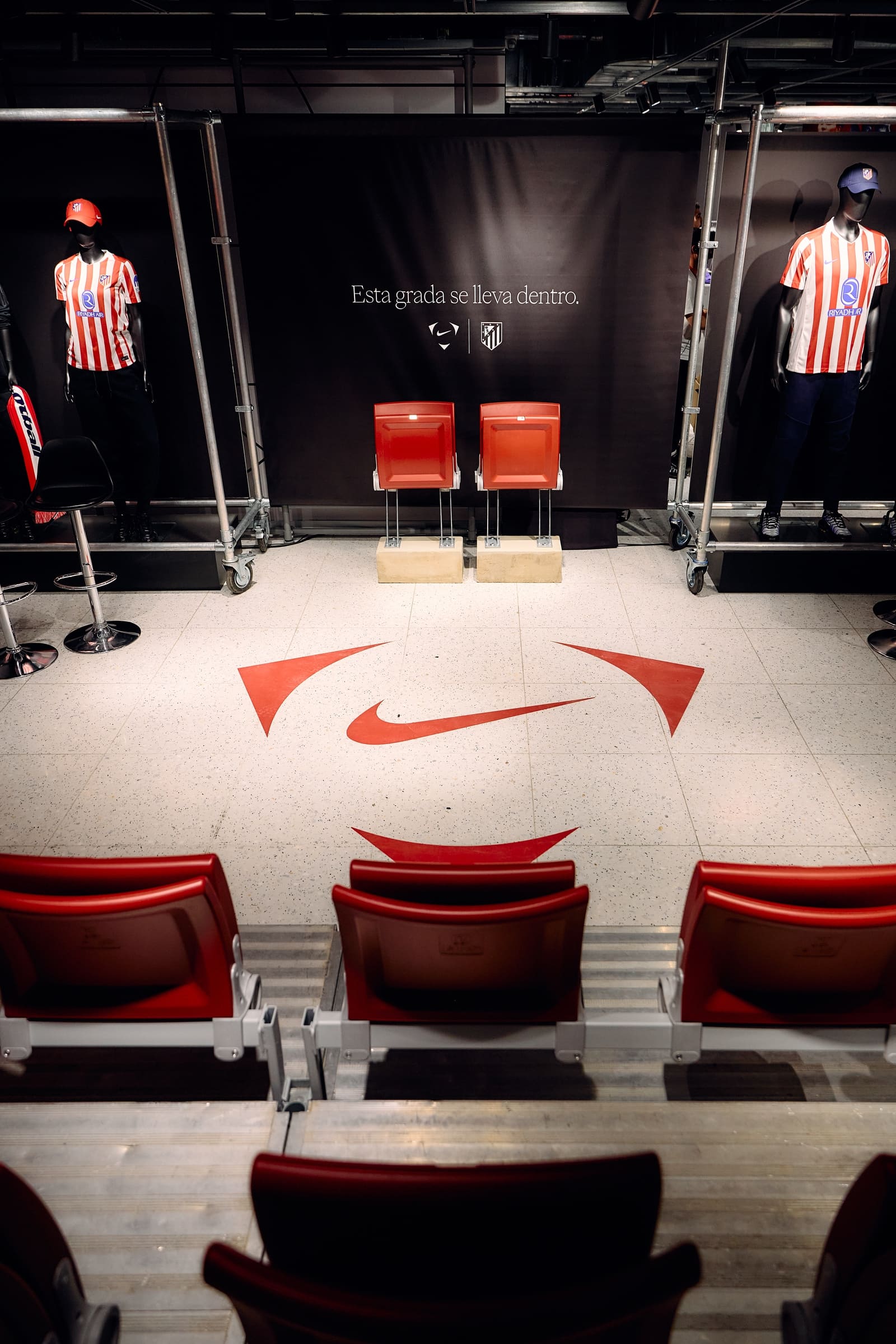 Muestra la instalación completa dentro de la tienda, la fila de asientos y la
convivencia de Nike y Atlético.