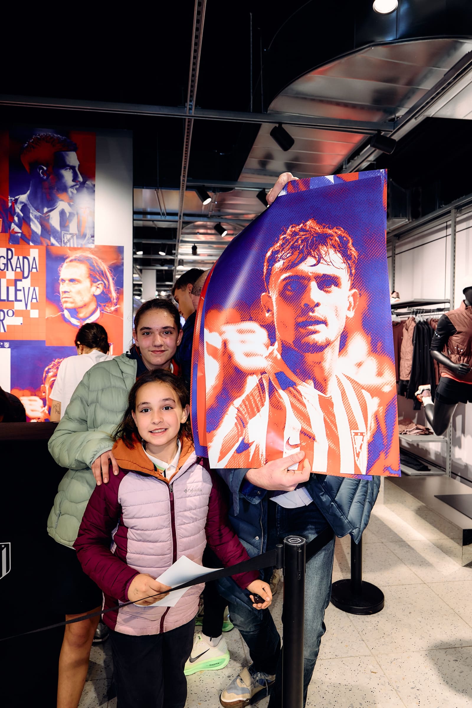 Familia y aficionados junto a una gráfica de jugador: añade humanidad,
identificación y continuidad generacional
