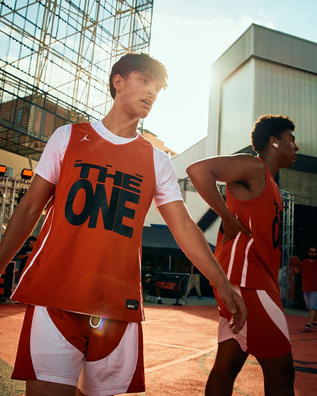 Jugadores con equipación The One y luz dorada: une actitud, moda y
cancha en un retrato contemporáneo