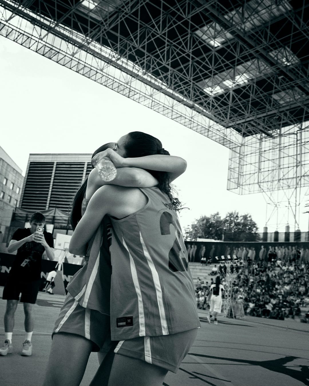 Abrazo entre jugadoras en blanco y negro: un momento humano que
equilibra la épica con pertenencia real