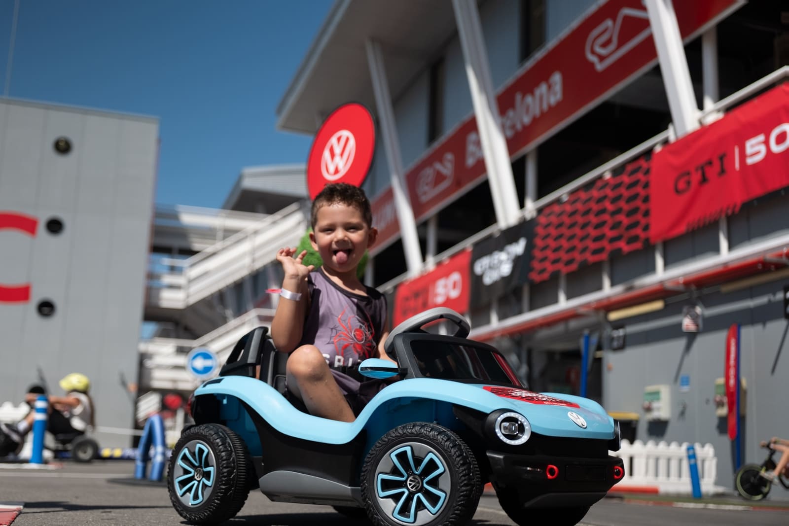 Un niño al volante de un Volkswagen en miniatura, sobre fondo GTI 50: la
imagen más clara de futuro y vínculo entre generaciones.