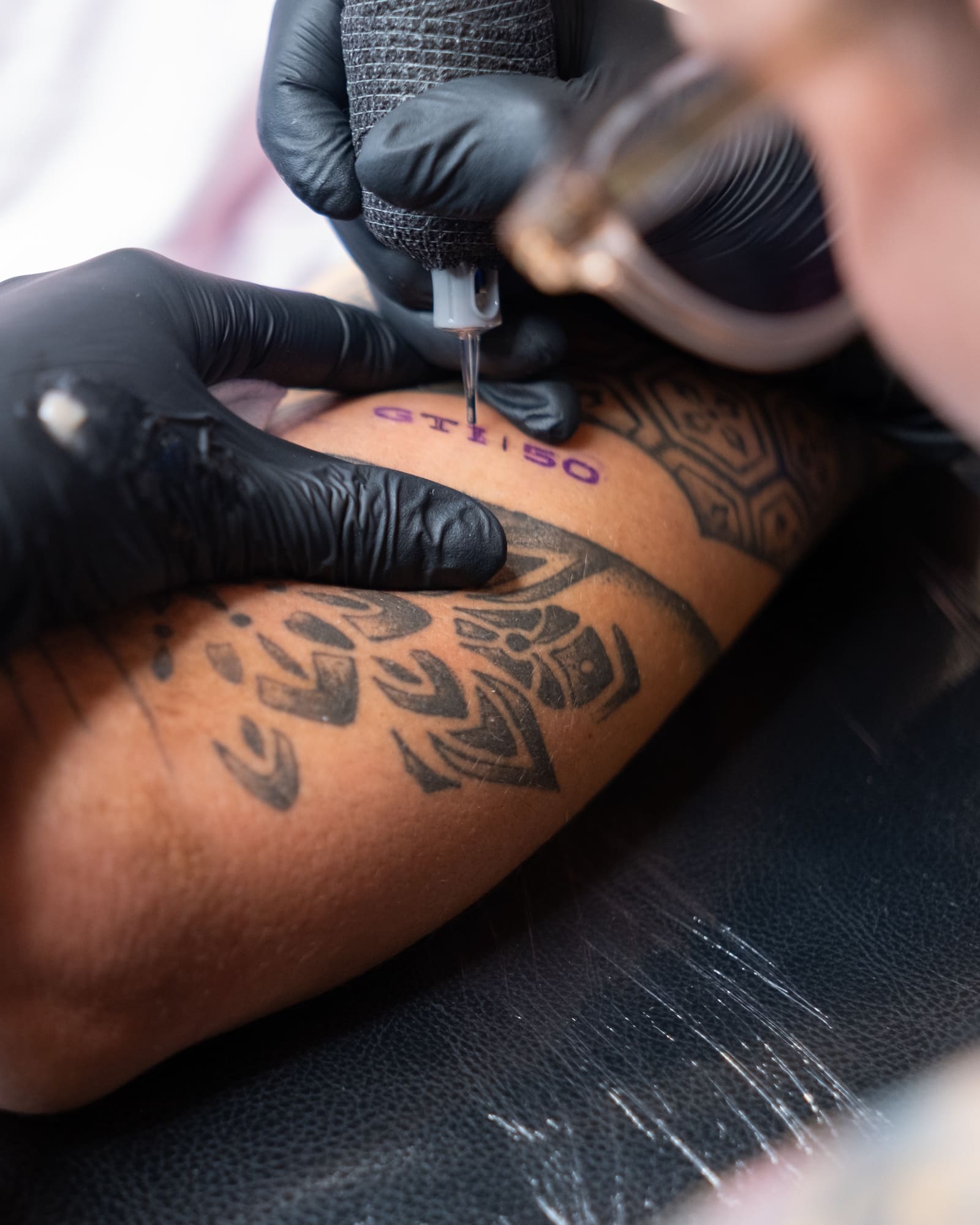 El tatuaje GTI 50 lleva la marca a la piel: un gesto artístico, íntimo y difícil
de replicar por una competencia más convencional.
